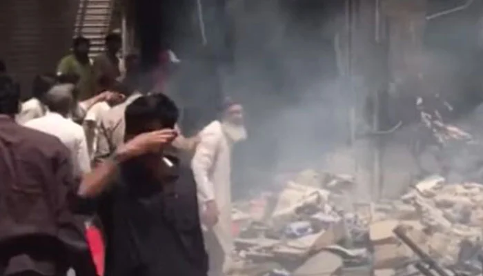 Karachi cylinder blast kills one, wounds six others